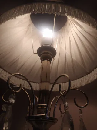 Lámpara de mesa clásica beige y dorada