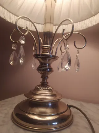 Lámpara de mesa clásica beige y dorada