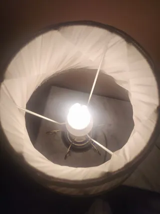 Lámpara de mesa clásica beige y dorada