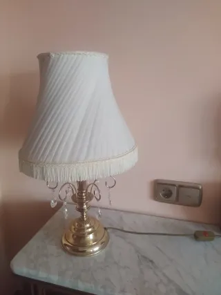 Lámpara de mesa clásica beige y dorada