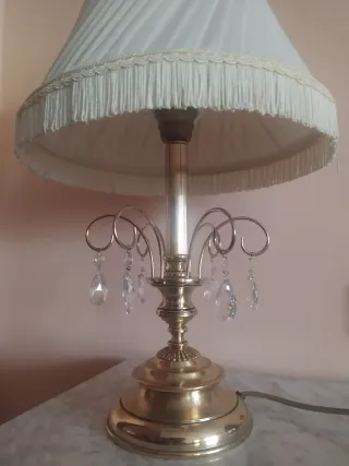 Lámpara de mesa clásica beige y dorada