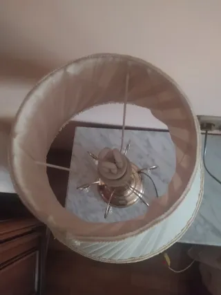 Lámpara de mesa clásica beige y dorada