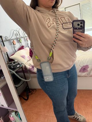 Funda iPhone 17 Pro con colgante