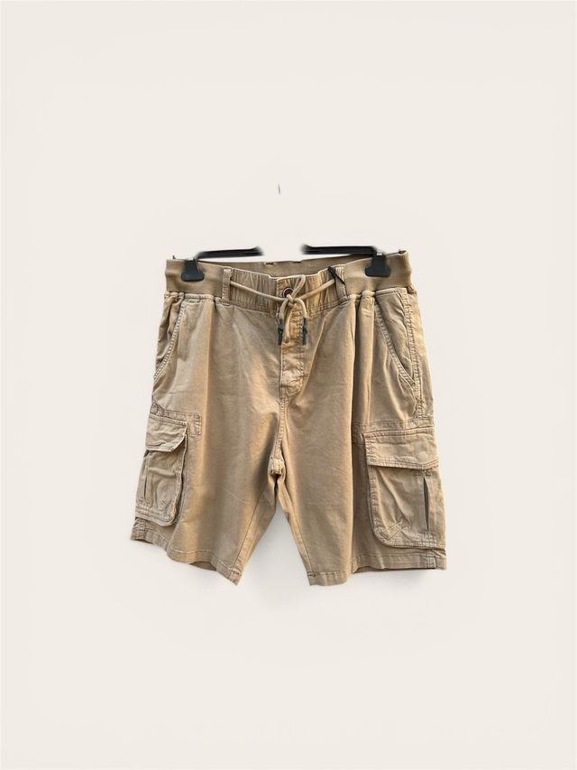 Shorts cargo con bolsillos y cintura elástica