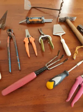 Herramientas de jardinería variadas