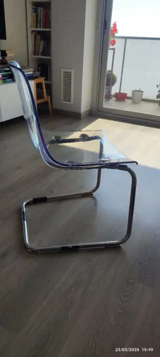 3 Sillas transparentes y de metal