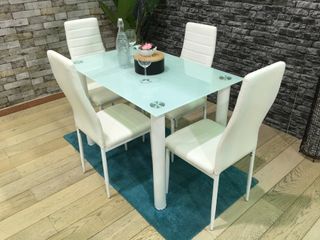 Mesa cristal y 4 sillas blancas