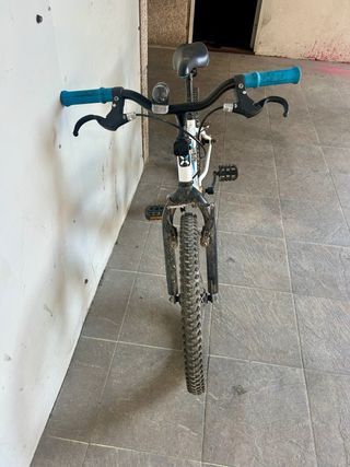 Bicicleta infantil blanca