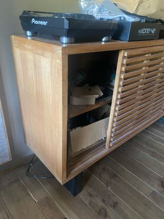 Mueble de madera con puertas correderas