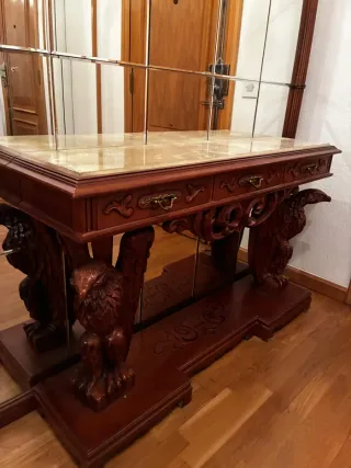 Aparador de madera tallada a mano