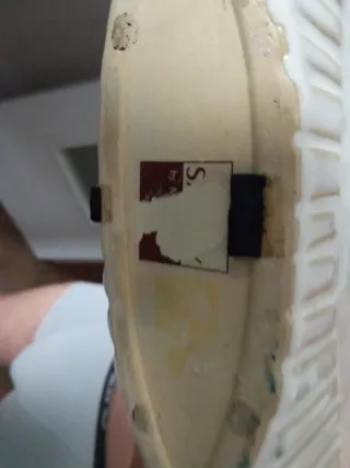 Jarrón de cerámica blanco y dorado