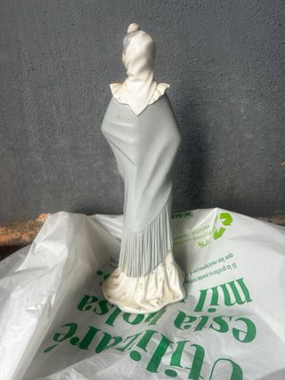 Figura porcelana mujer con abanico marca Nao