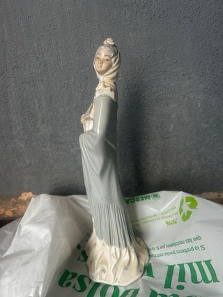 Figura porcelana mujer con abanico marca Nao