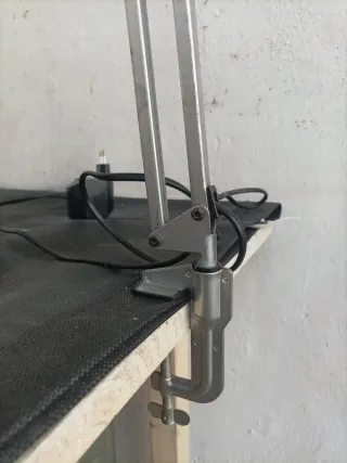 Lámpara flexo de escritorio.