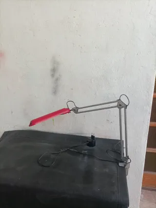 Lámpara flexo de escritorio.
