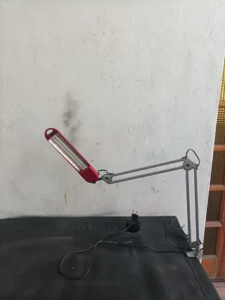 Lámpara flexo de escritorio.