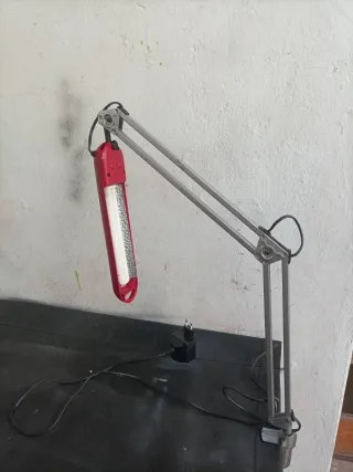 Lámpara flexo de escritorio.