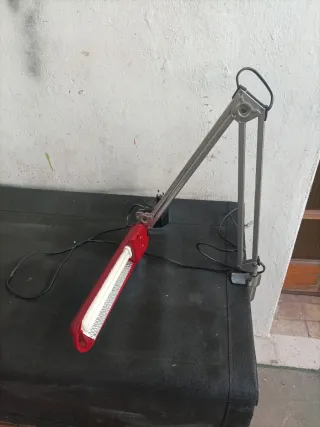 Lámpara flexo de escritorio.