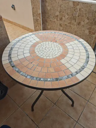 Mesa redonda de jardín o terraza en buen estado