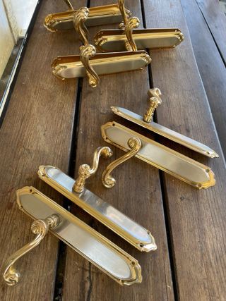 Manillas doradas para puerta