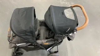 Cochecito gemelar gris