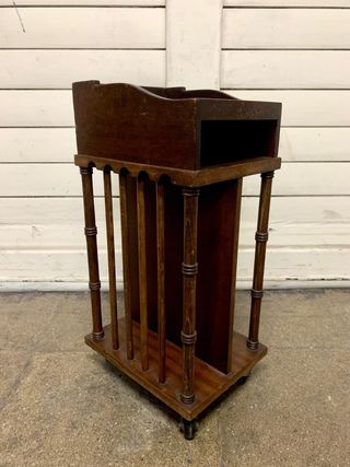 Revistero vintage de madera. Mesa auxiliar