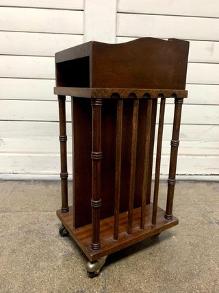 Revistero vintage de madera. Mesa auxiliar