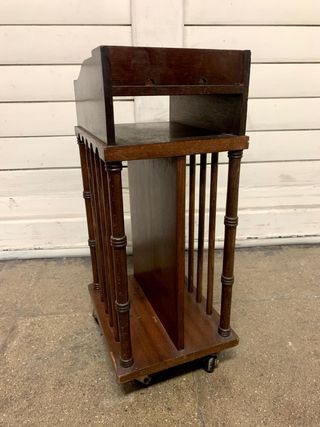 Revistero vintage de madera. Mesa auxiliar