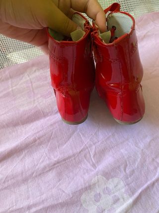 Botines charol borgoña con pompón 2 pares .