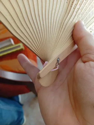 Abanico madera sandalo tallado