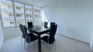 Mesa de comedor con 6 sillas negras