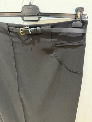 Falda Zara recta negra con cinturón