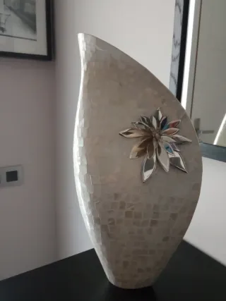 Jarrón con detalle de plata