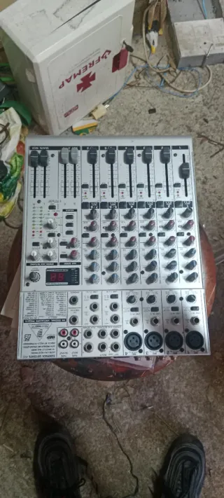 Mesa de mezclas Behringer Eurorack UB1204FX-PRO