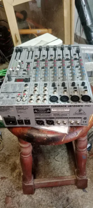 Mesa de mezclas Behringer Eurorack UB1204FX-PRO