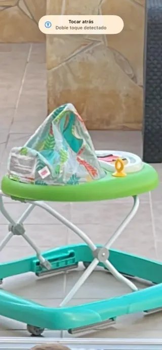 Andador infantil verde con capota