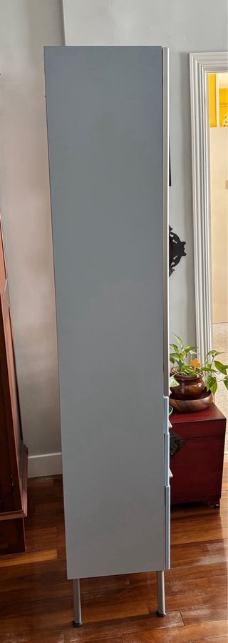 Armario de baño alto azul con puertas de cristal