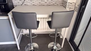 Mesa alta blanca cocina IKEA y sillas altas gris