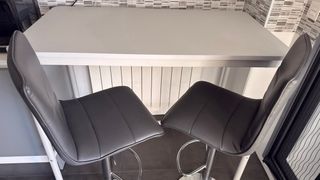 Mesa alta blanca cocina IKEA y sillas altas gris