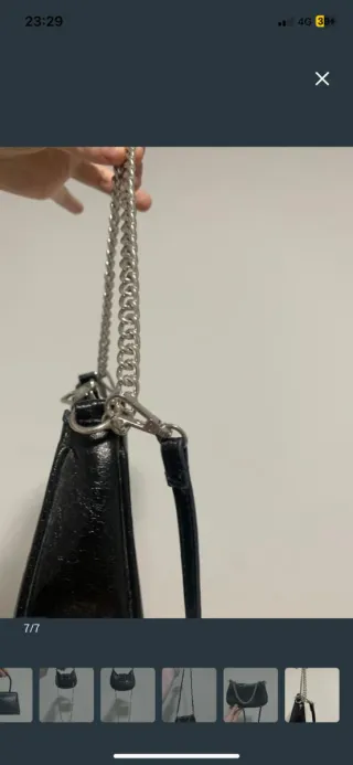 Bolso negro con cadena plateada