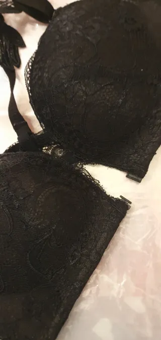 Reggiseno pizzo nero con dettagli floreali