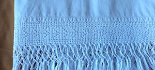 Antico asciugamano ricamato a mano con frange