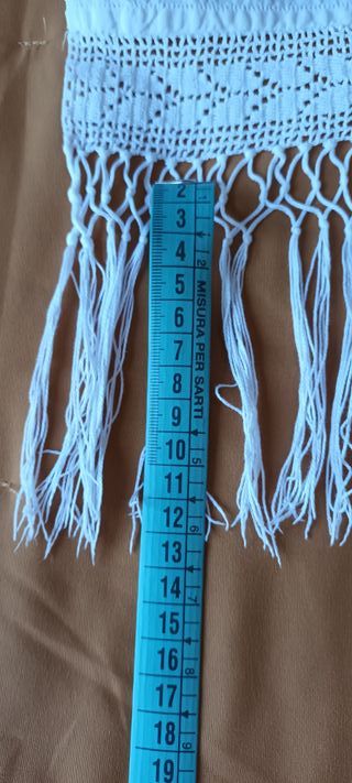 Antico asciugamano ricamato a mano con frange