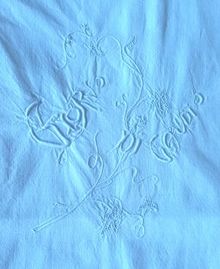 Antico asciugamano ricamato a mano con frange