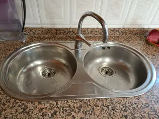 Fregadero doble de acero inoxidable con grifo