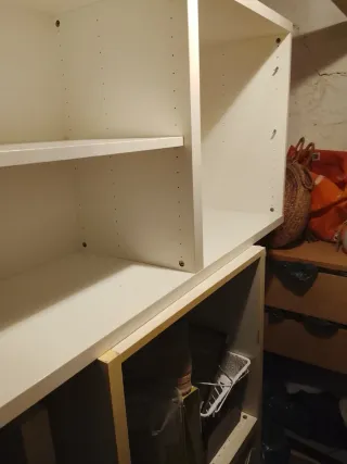 Estantería modular blanca. Hay 2 muebles con las m