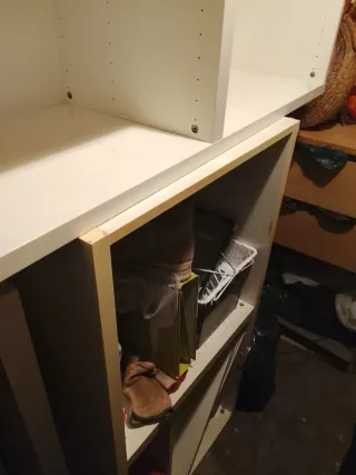 Estantería modular blanca. Hay 2 muebles con las m