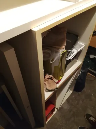 Estantería modular blanca. Hay 2 muebles con las m