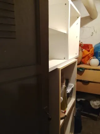 Estantería modular blanca. Hay 2 muebles con las m