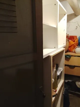 Estantería modular blanca. Hay 2 muebles con las m